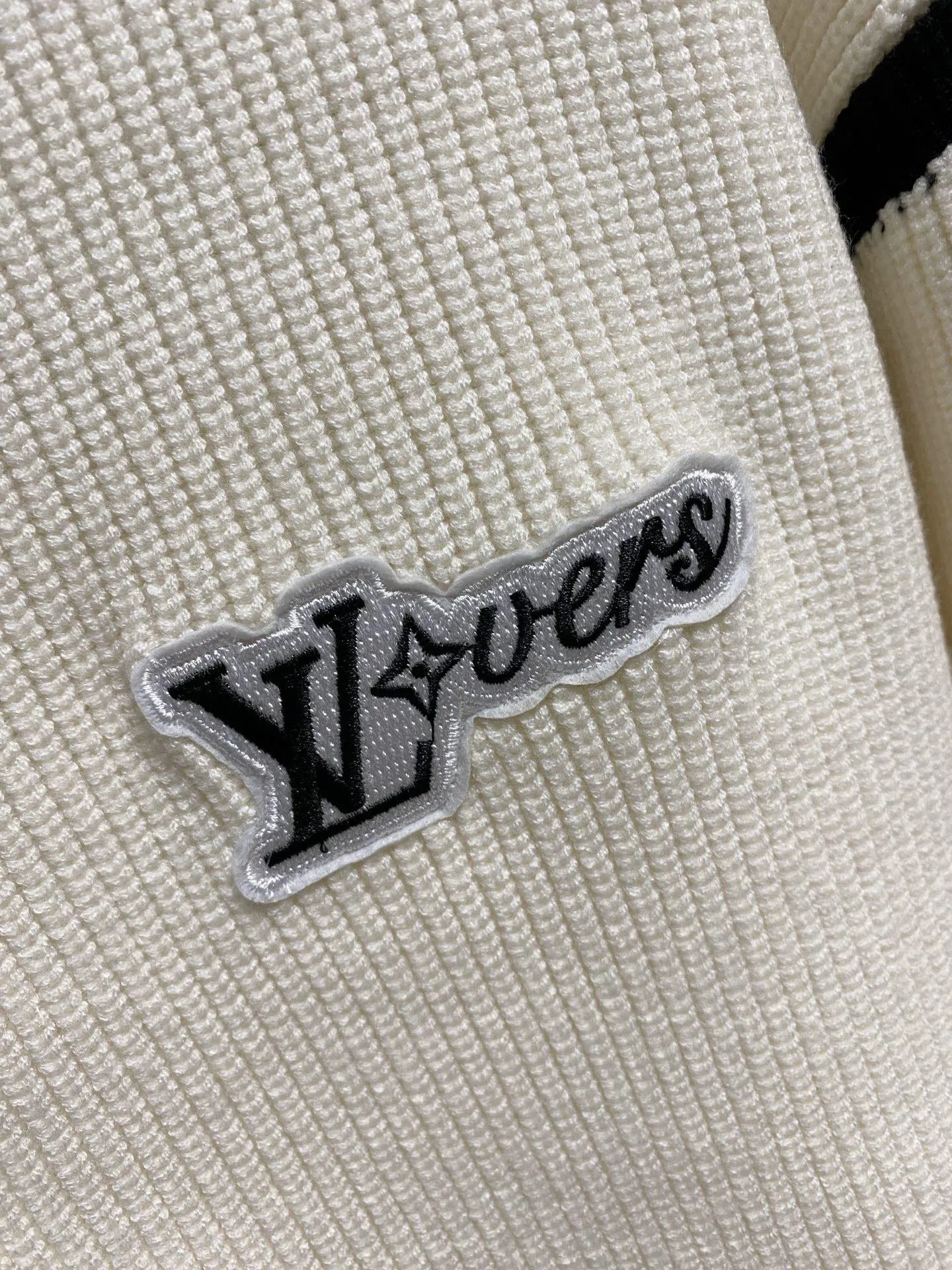 🅿️560 【LV Louis Vuitton】Autumn and winter classic cardigan sweater, in full condition! ! ! Wool blended fabric, the latest model in 2025, golden ratio! ! Slim-fitting soft gold, versatile and practical item, the combination and practicality are extremely powerful, simple and elegant, and classy! To create your own style, it is highly recommended to buy it in two colors. The standard slim fit tailoring process is suitable for both young and old men. It is knitted from wool and will not cause any discomfort! While keeping warm, it is stylish, textured and wearable, and the classic logo with contrasting colors on the chest feels in place! ! Recommended for regular customers! ! Size M-3XL (maximum wear: 190 pounds)